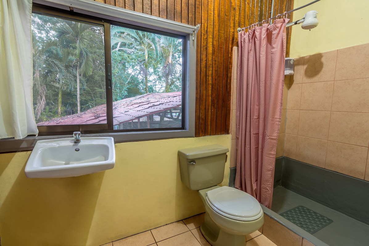 Hotel-Aguas-Bravas-Sarapiqui-Habitacion-Bano-Privado-Bathroom-01-thumbnail